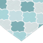 Blaue marokkanische Trellis, Latticework, Quatrefo Tischdecke (Schrägansicht)