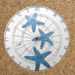 Blaue Meeresküste Dartscheibe<br><div class="desc">Ein blau-weißer und nautischer Dartbrett mit Farbverlauf in Ober-Tönen von blauen Seestern auf weißem Sandboden. Personalisieren Sie dieses Dartboard mit dem Thema "Küste" mit Initialen oder löschen. Dieses Bild ist eine Originalfotografie von JLW_FOTOGRAFIE.</div>