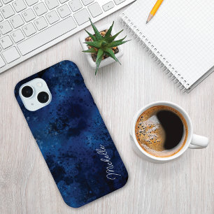 Blaue, melancholische Wasserfarben-Monogramm Mitte iPhone 15 Hülle