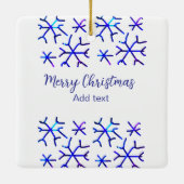 Blaue metallisch glänzende Schneeflocken Weihnacht Keramikornament (Rückseite)