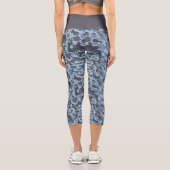 Blaue Militärtarnung: weiße und blaue Streifen Capri Leggings (Rückseite)