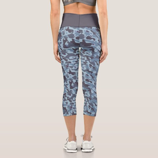 Blaue Militärtarnung: weiße und blaue Streifen Capri Leggings (Rückseite)