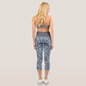 Blaue Militärtarnung: weiße und blaue Streifen Capri Leggings (Rückseite)