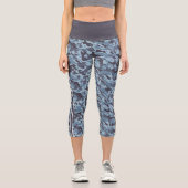 Blaue Militärtarnung: weiße und blaue Streifen Capri Leggings (Vorderseite)