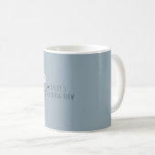 Blaue minimalistische Gänseblümchen & Text Moderne Kaffeetasse (VorderseiteRechts)