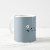 Blaue minimalistische Gänseblümchen & Text Moderne Kaffeetasse (Vorderseite Links)