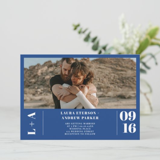 Blaue minimalistische Initialen 1 Foto Hochzeit Einladung (Stehend Vorderseite)