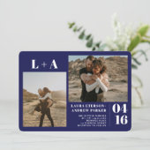 Blaue minimalistische Initialen 2 Fotos Hochzeit Einladung (Stehend Vorderseite)