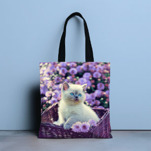 Blaue Mit Augen Katze im Korb mit Lilac-Blume Tasche