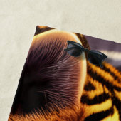 Blaue Mit Augen Tiger-Cube und violette Blumen Strandtuch (Beispiel)