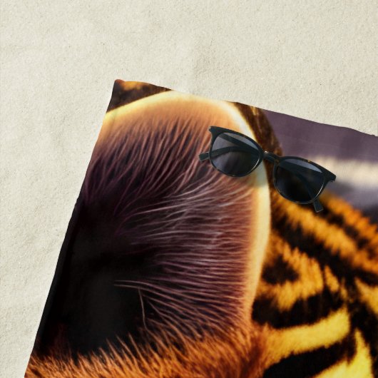 Blaue Mit Augen Tiger-Cube und violette Blumen Strandtuch (Beispiel)