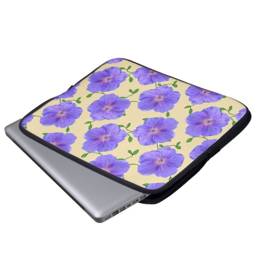 Blaue mit Blumenpelargonie auf irgendeiner Farbe Laptopschutzhülle (Vorne Knopf)