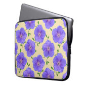 Blaue mit Blumenpelargonie auf irgendeiner Farbe Laptopschutzhülle (Vorderseite Links)