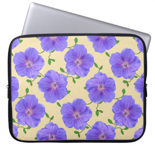 Blaue mit Blumenpelargonie auf irgendeiner Farbe Laptopschutzhülle