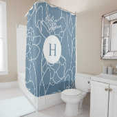 Blaue moderne elegante Wildblumen-Monogramm-Name Duschvorhang (Beispiel)