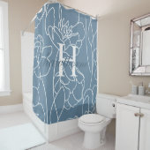 Blaue moderne elegante Wildblumen-Monogramm-Name Duschvorhang (Beispiel)