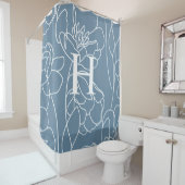 Blaue moderne elegante Wildblumen-Monogramm-Name Duschvorhang (Beispiel)