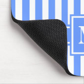 Blaue, moderne Streifen mit Monogramm Mousepad (Ecke)