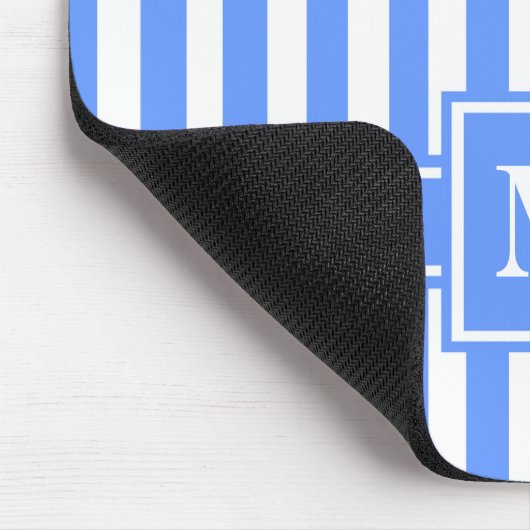 Blaue, moderne Streifen mit Monogramm Mousepad (Ecke)