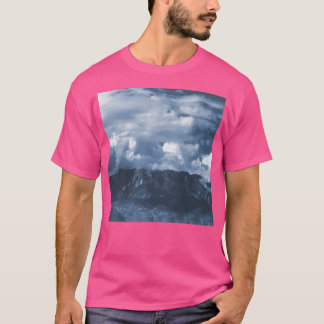 Blaue Mondlicht Fantasy Rugged Mountains with Dram T-Shirt