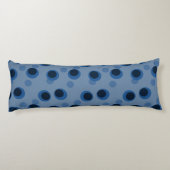 Blaue Mondringe Seitenschläferkissen (Rückseite)