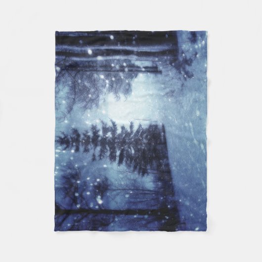 Blaue Moonlit Magische Wälder Winterlandschaft Fleecedecke (Vorderseite)
