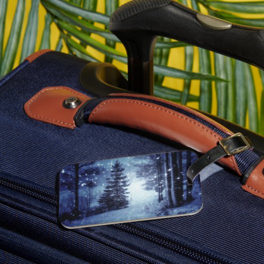 Blaue Moonlit Magische Wälder Winterlandschaft Gepäckanhänger (Vorderseite Insitu 3)