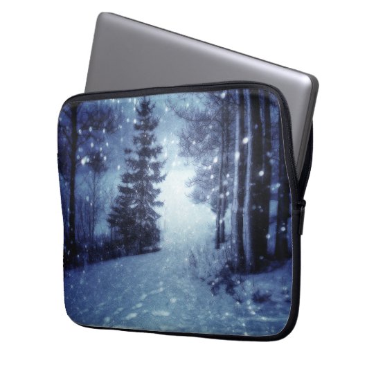 Blaue Moonlit Magische Wälder Winterlandschaft Laptopschutzhülle (Vorderseite Links)