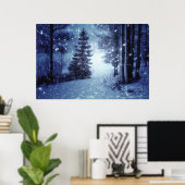 Blaue Moonlit Magische Wälder Winterlandschaft Poster (Heimbüro)