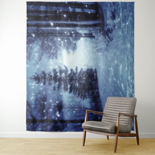 Blaue Moonlit Magische Wälder Winterlandschaft Wandteppich (Beispiel)