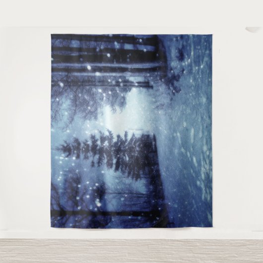 Blaue Moonlit Magische Wälder Winterlandschaft Wandteppich (Vorderseite)