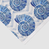 Blaue Muscheln auf blauem Zickzack Hintergrund Seidenpapier (Ausschnitt)