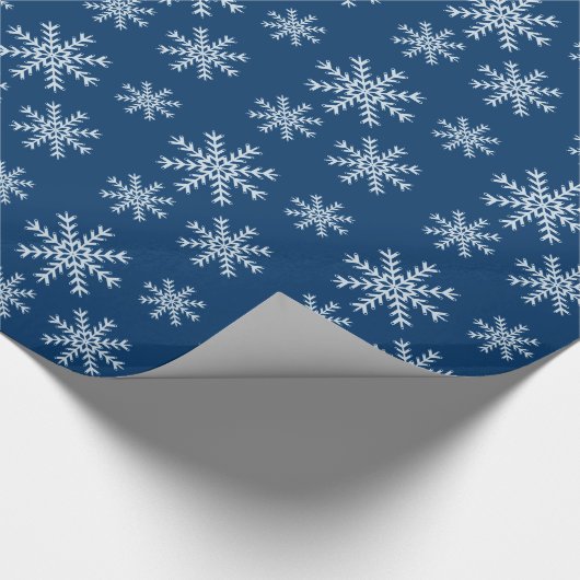 Blaue Nacht und weiße Schneeflocken Geschenkpapier (Ecke)