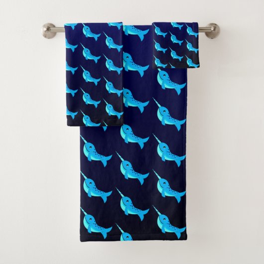 Blaue Narwalmuster auf Navy Blue Cartoon Badhandtuch Set (Insitu)