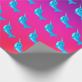 Blaue Narwalmuster auf Navy Blue Cartoon Geschenkpapier (Ecke)