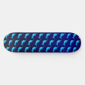 Blaue Narwalmuster auf Navy Blue Cartoon Skateboard (Horizontal)