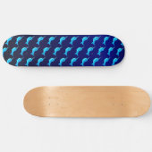 Blaue Narwalmuster auf Navy Blue Cartoon Skateboard (Horizontal)