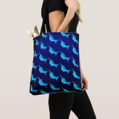 Blaue Narwalmuster auf Navy Blue Cartoon Tasche (Von Nahem)