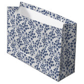 Blaue Navy Botanik Große Geschenktüte (Vorderseite Schrägansicht)