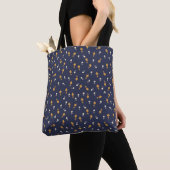 Blaue Navy-Tasche mit Tiny Cream und gelben Blumen Tasche (Von Nahem)