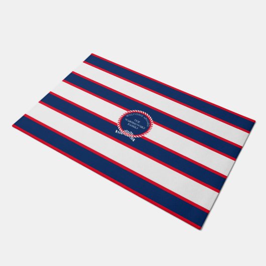 Blaue Navy White Nautical Monogram Strip Fußmatte (Schrägansicht)
