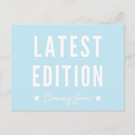 Blaue neueste Edition kommt bald Schwangerschaft Ankündigungspostkarte (Vorderseite)
