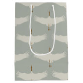 Blaue, neutrale Vogelkrane Art-Déco-Muster Mittlere Geschenktüte (Rückseite)