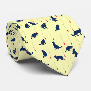 Blaue niedliche Kätzchen und Rotfische Krawatte