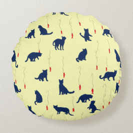 Blaue niedliche Kätzchen und Rotfische Rundes Kissen