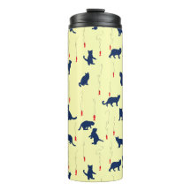 Blaue niedliche Kätzchen und Rotfische