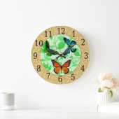 Blaue Orangenschmetterlinge auf grüner Leif-Uhr Große Wanduhr (Zuhause)