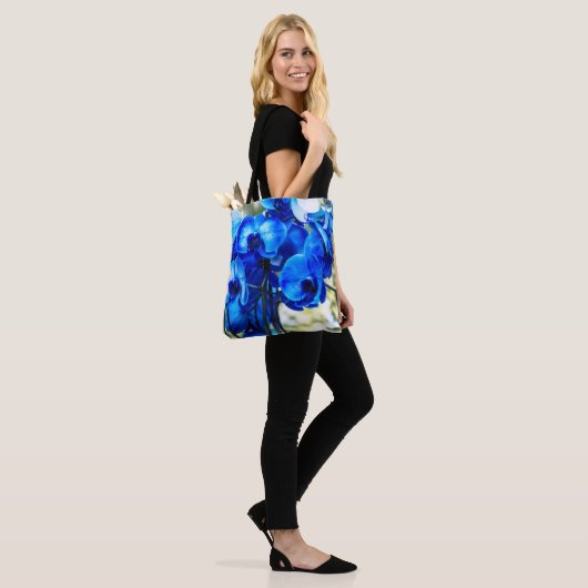 Blaue Orchideen Tasche (Am Model)