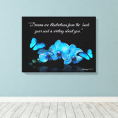 Blaue Orchideen und Schmetterlinge mit Zitat Leinwanddruck (Insitu (Holzboden))