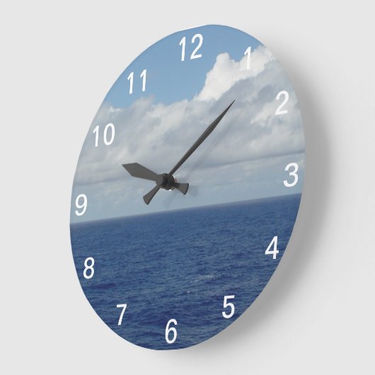 Blaue Ozeane und flauschige Wolken mit nummerierte Große Wanduhr (Winkel)